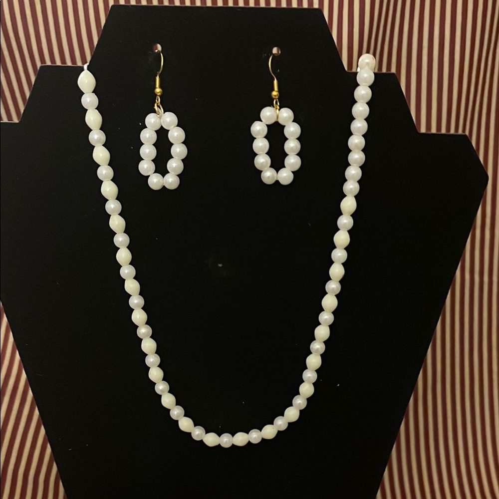 White Pearl Necklace with Lustrous Finish